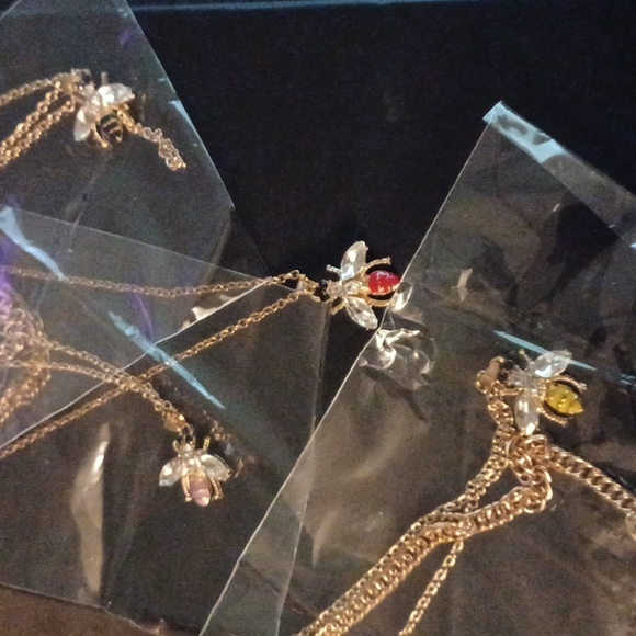 Bumblebee Necklace Set - Picture 4 of 4